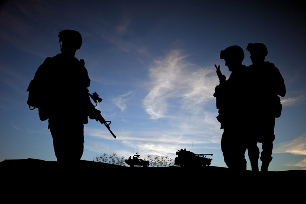 軍事 v で日没 wky に対する現代の兵士のシルエット - 写真・画像
