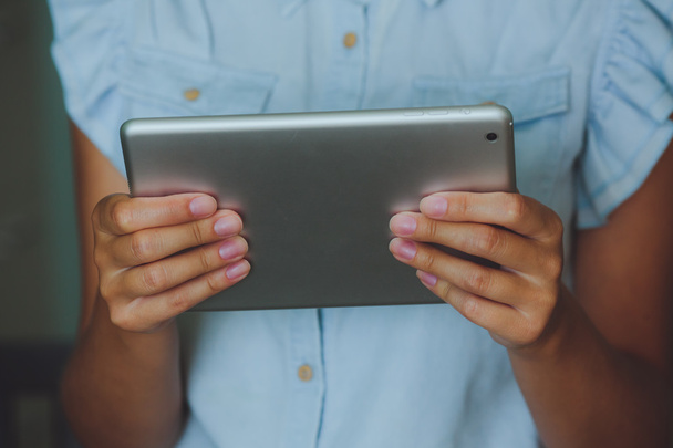 Businesswoman holds digital tablet - Foto, afbeelding