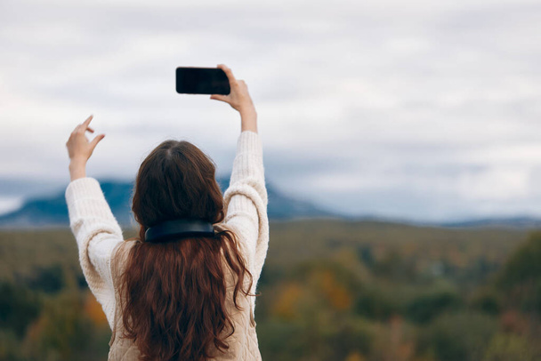 Filles de montagne Selfie : Une aventure Tech-alimenté dans les bras Natures. - Photo, image