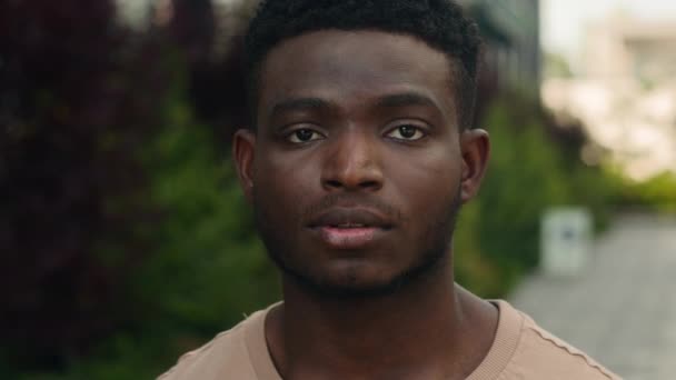 close-up geschokt verbaasd man gezicht onverwacht verbaasd nieuws bang Afro-Amerikaanse man verrast biracial etnische student guy wonder cover close mond met de hand schok geweldig aanbod buiten in de stad - Video