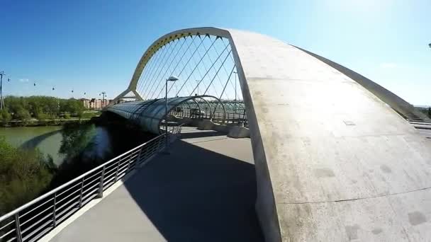 Lassú mozgás, közel a támogatás futurustic híd, egy napsütéses napon - Felvétel, videó