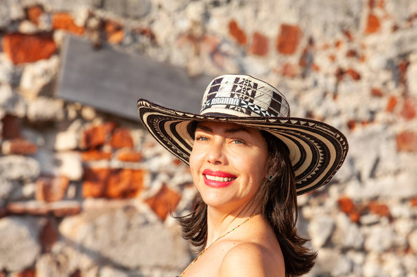 Kaunis nainen yllään perinteinen Kolumbian hattu nimeltään Sombrero Vueltiao klo San Ignacio Bulwark historiallisessa Cartagena de Indias aidattu kaupunki - Valokuva, kuva