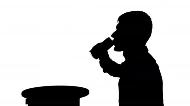Чорно-білий силует чоловіка, який п'є напій з залізної банки - Кадри, відео