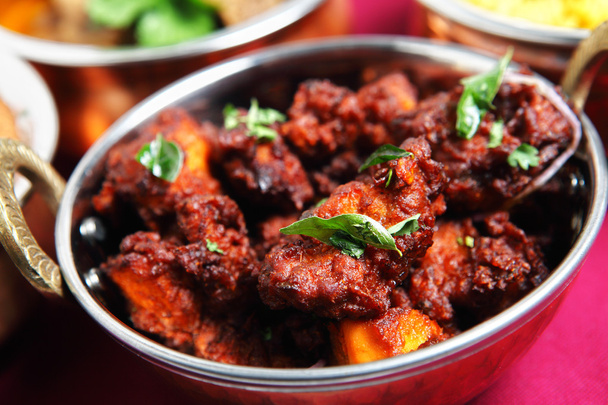 Auténtico pollo Kerala frito adornado con hojas de curry
 - Foto, Imagen