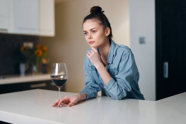 Mujer solitaria, bebiendo vino, retratos de tristeza y soledad - Foto, imagen
