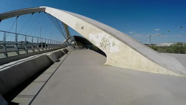 Pomalý pohyb společnosti acros zavěšený betonový most ve slunečný den - Záběry, video