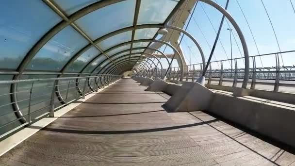 Séta a futurisztikus híd - Felvétel, videó