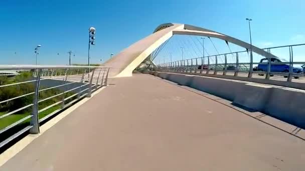Mozgás acros a konkrét hídja egy napsütéses napon - Felvétel, videó