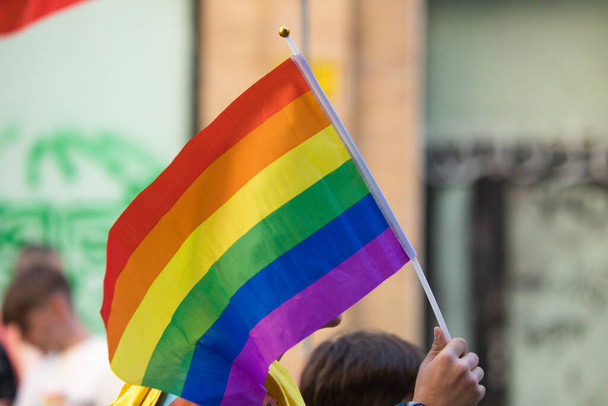 Прапор гей-веселки під час демонстрації прав геїв та ЛГБТК у місті Севілья, Іспанія. Концепція рівності та прав геїв - Фото, зображення