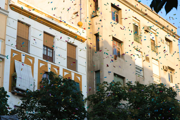 кольоровий конфетті, що летить на демонстрації гей-задоволення прав геїв та ЛГБТК у місті Севілья, Іспанія. Концепція рівності та прав геїв - Фото, зображення