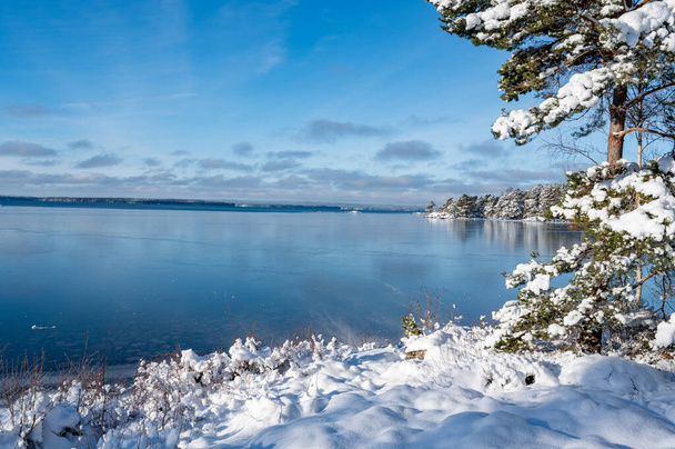 Piękny widok na lód i wodę nad jeziorem Vattern Szwecja od Vastanvik Motala 9 lutego 2024 - Zdjęcie, obraz