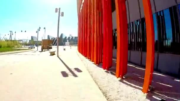 Movimento ao longo das paredes coloridas brilhantes de um edifício moderno em dia ensolarado
 - Filmagem, Vídeo