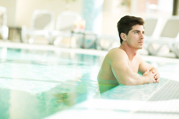 jonge man in het zwembad - Foto, afbeelding