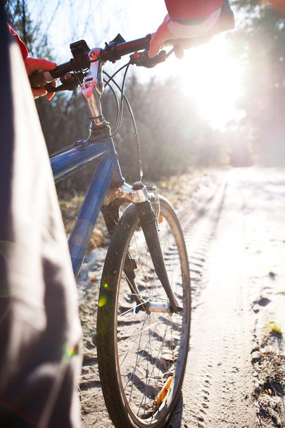 bir bisiklet gidon tutan eller - Fotoğraf, Görsel