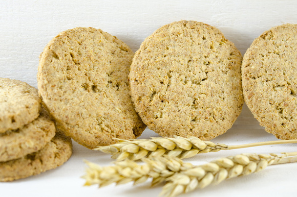 Интегральные печенье и пшеница на белом фоне
 - Фото, изображение