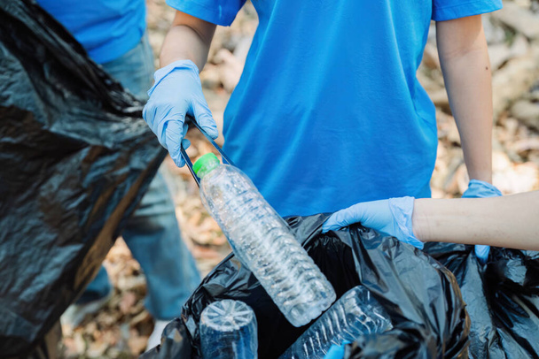 Група волонтерів, члени громади очищають природу від сміття та пластикових відходів, щоб відправити їх на переробку. - Фото, зображення
