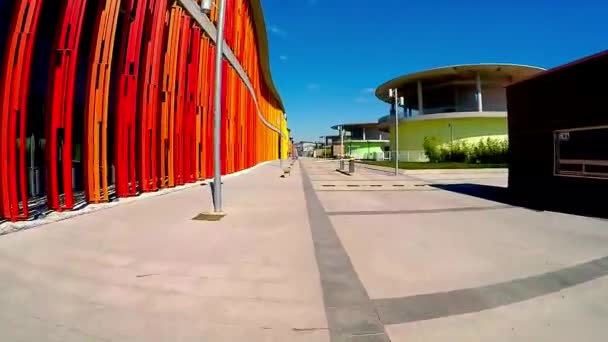Movimento lungo le pareti dai colori vivaci di un edificio moderno
 - Filmati, video