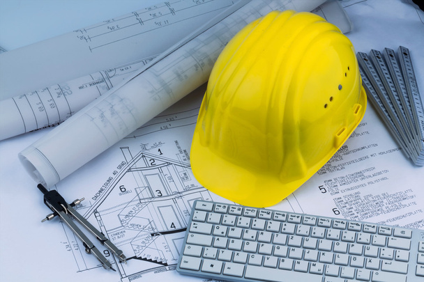 bir inşaat işçisi kask ile ev planı - Fotoğraf, Görsel