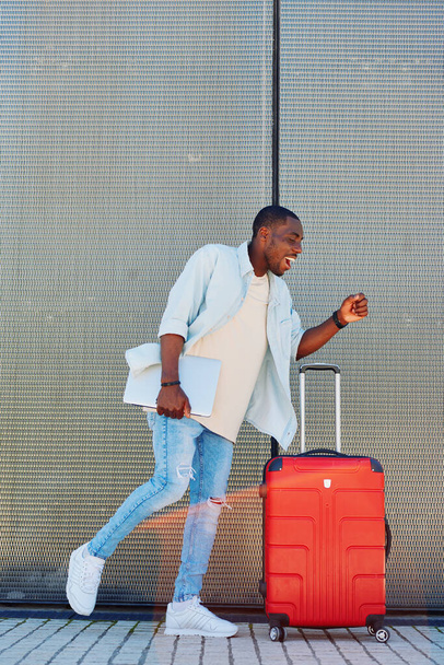 Férfi férfi hűvös felnőtt vonzó utazó táska utazás modern látszó fiatal afrikai életmód divat bőrönd fehér nyaralás portré fickó turista amerikai jóképű háttér személy - Fotó, kép
