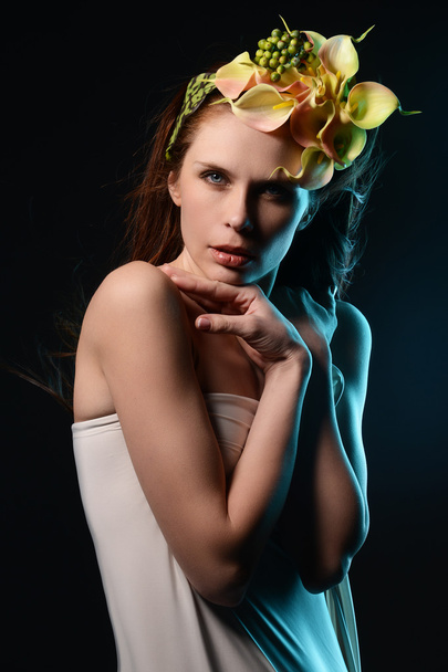 Hermosa chica en una corona de flores
 - Foto, Imagen