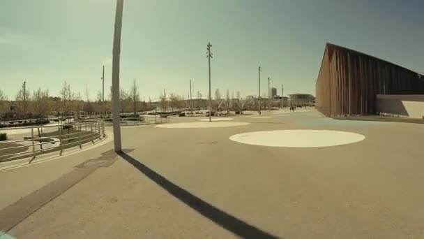 Pohyb přes velký otevřený prostor v futuristické městském parku - Záběry, video
