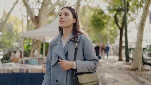 Nagranie kobiety stojącej na ulicy, trzymającej torebkę. Kobieta stojąca na ulicy z torebką. - Materiał filmowy, wideo