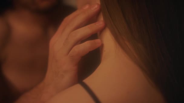 Γκρο πλαν άποψη του χεριού του στοργικός άνθρωπος χαϊδεύοντας το λαιμό και τον ώμο της κοπέλας με εσώρουχα κατά τη διάρκεια των προκαταρκτικών στην κρεβατοκάμαρα - Πλάνα, βίντεο