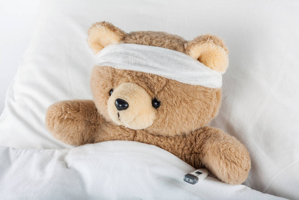 Nemocný medvídek zabalený v obvazech - Fotografie, Obrázek