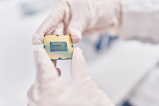 fiatal szőke nő tudós gazdaság cpu processzor chip a laboratóriumban - Fotó, kép