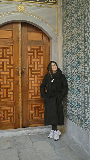 Femme adulte explorant le palais historique topkapi à Istanbul, montrant le tourisme, la culture et l'architecture. - Photo, image