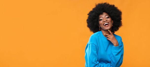 Happy Afro-Amerikaanse vrouw in blauw sweatshirt. - Foto, afbeelding