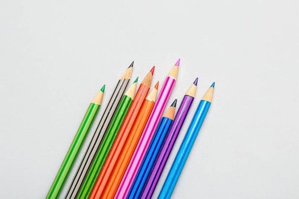 Grupo de lápices de colores sobre fondo claro - Foto, imagen