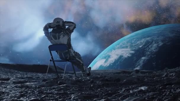 Ay yüzeyindeki bir sandalyede dinlenen ve yıldızlarla dolu bir gökyüzünde Dünya 'ya bakan bir astronotun nefes kesici 3 boyutlu animasyonu.. - Video, Çekim