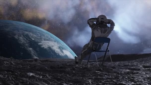 Egy űrhajós 3D-s animációja nyugalomban, a Föld a háttérben, egy kozmikus csillagbalett csillogása a háttérben. - Felvétel, videó
