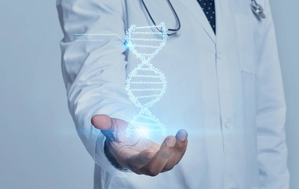 アフリカ系アメリカ人医師の遺伝子が 手元にあるDNA鎖の3Dモデルを グレーバックでコラージュしています。 現代医療,遺伝子コンセプトによるコンサルティング - 写真・画像
