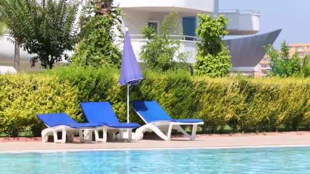 Tyhjä sininen lounger uima-altaan lähellä
 - Materiaali, video
