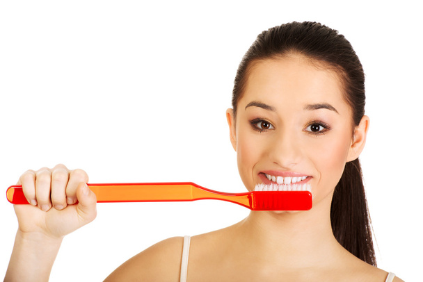 Young woman brushing her teeth. - Foto, imagen