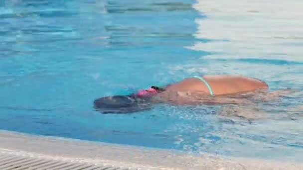 A kislány úszni a szemüveg - Felvétel, videó
