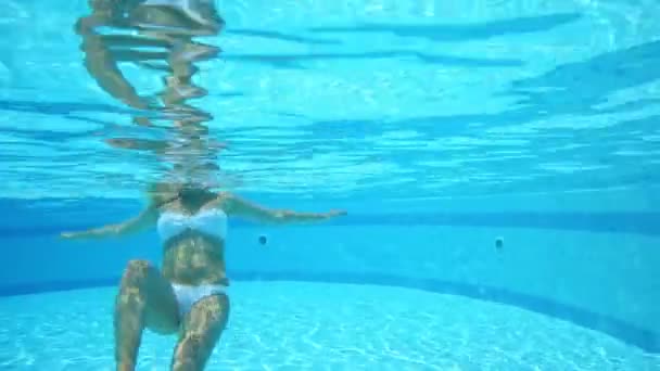 Moeder met zoon zwemmen onder water - Video