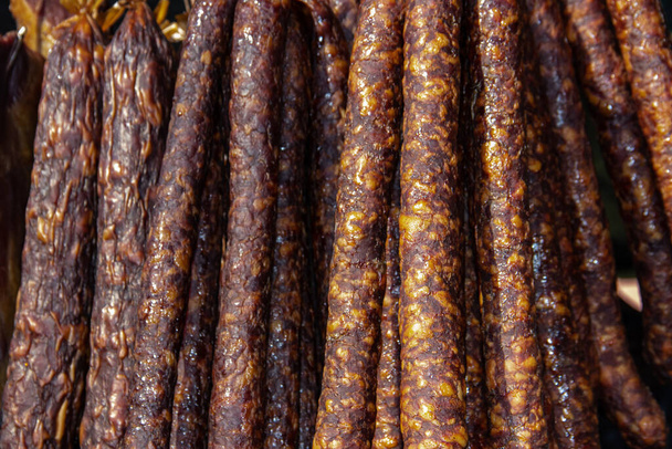Saucisses séchées traditionnelles serbes et fumées sur un marché fermier dans le village de Kacarevo, festival du bacon gastro et des produits de viande séchée organisé chaque année à Kacarevo, près de Belgrade - Photo, image