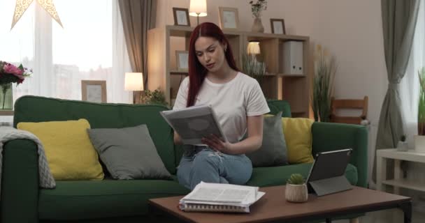 Fiatal kaukázusi nő tinédzser diák tanulmány otthon határozza meg tanulás előkészíti leckét vagy vizsga egyedül valós emberek  - Felvétel, videó