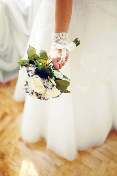 Gyönyörű esküvői csokor a menyasszony kezében. - Fotó, kép