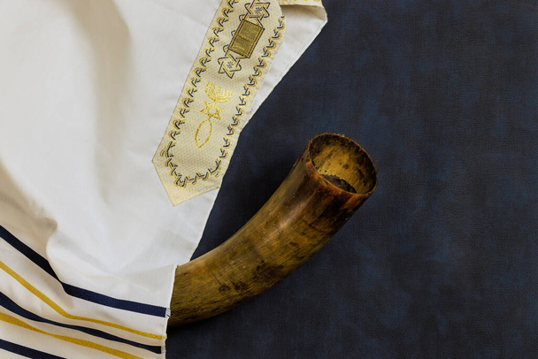 Juutalaisten ortodoksijuutalaisten pyhäpäivän symboleihin kuuluvat rukoushuivit, sarvi, shofar - Valokuva, kuva
