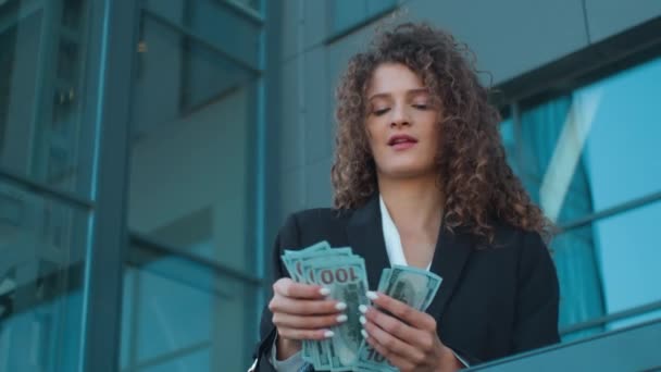 Багата кавказька бізнес-леді успішна дівчина, яка рахує гроші долари банкноти на міському балконі офіс поза бізнесом жінка рахує готівкові фінанси виграш лотереї успіх фінансові інвестиції прибуток - Кадри, відео