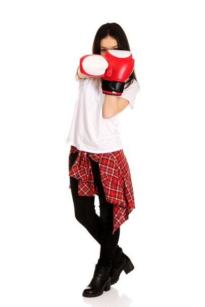 fiatal nő, boksz-kesztyűket visel. - Fotó, kép