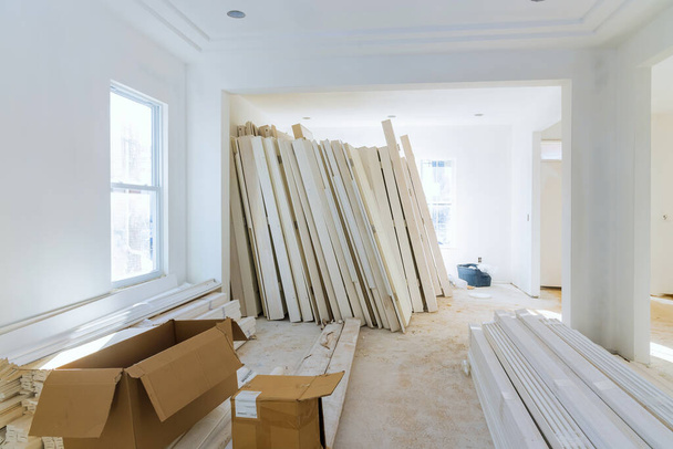 Portas de madeira interior estão sendo preparadas para instalação em nova casa - Foto, Imagem