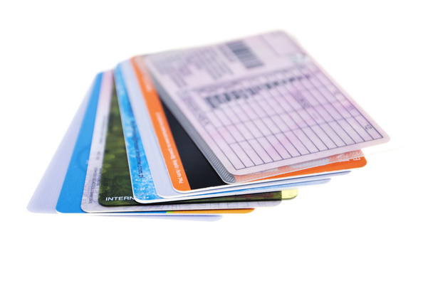 Кредитні картки, розташовані у вентиляторі, ізольовані на білому тлі, cl
 - Фото, зображення