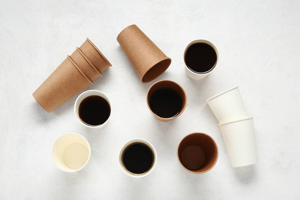 Muchas tazas de papel de café caliente sobre fondo blanco - Foto, Imagen