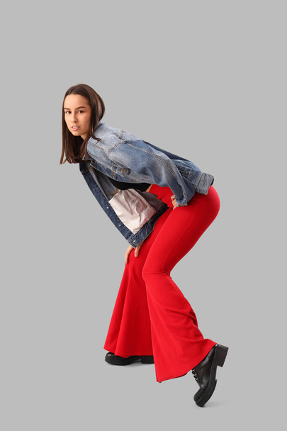 Elegante giovane donna in giacca di jeans su sfondo chiaro - Foto, immagini