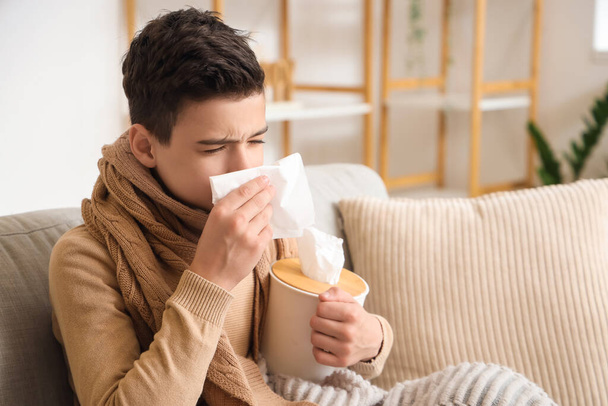 Niño enfermo con tejido estornudando en casa - Foto, Imagen